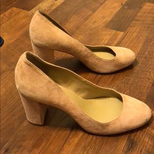 Suede light pink pumps